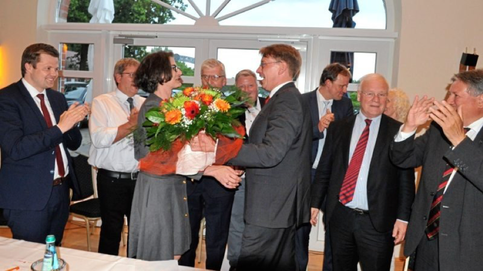 Erster Gratulant nach der Wahl zum CDU-Landratskandidaten von Marc-André Burgdorf war der CDU-Emslandvorsitzende Bernd-Carsten Hiebing. Foto: Hermann-Josef Mammes
